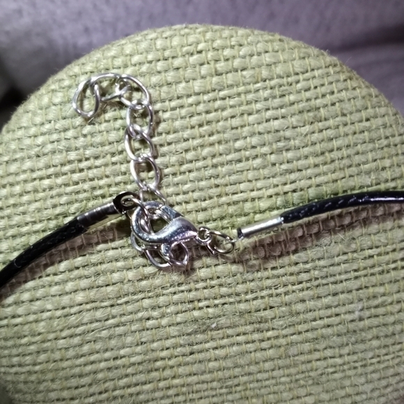 Goldtone pinkish rock pendant on black cord necklace - Picture 2 of 4